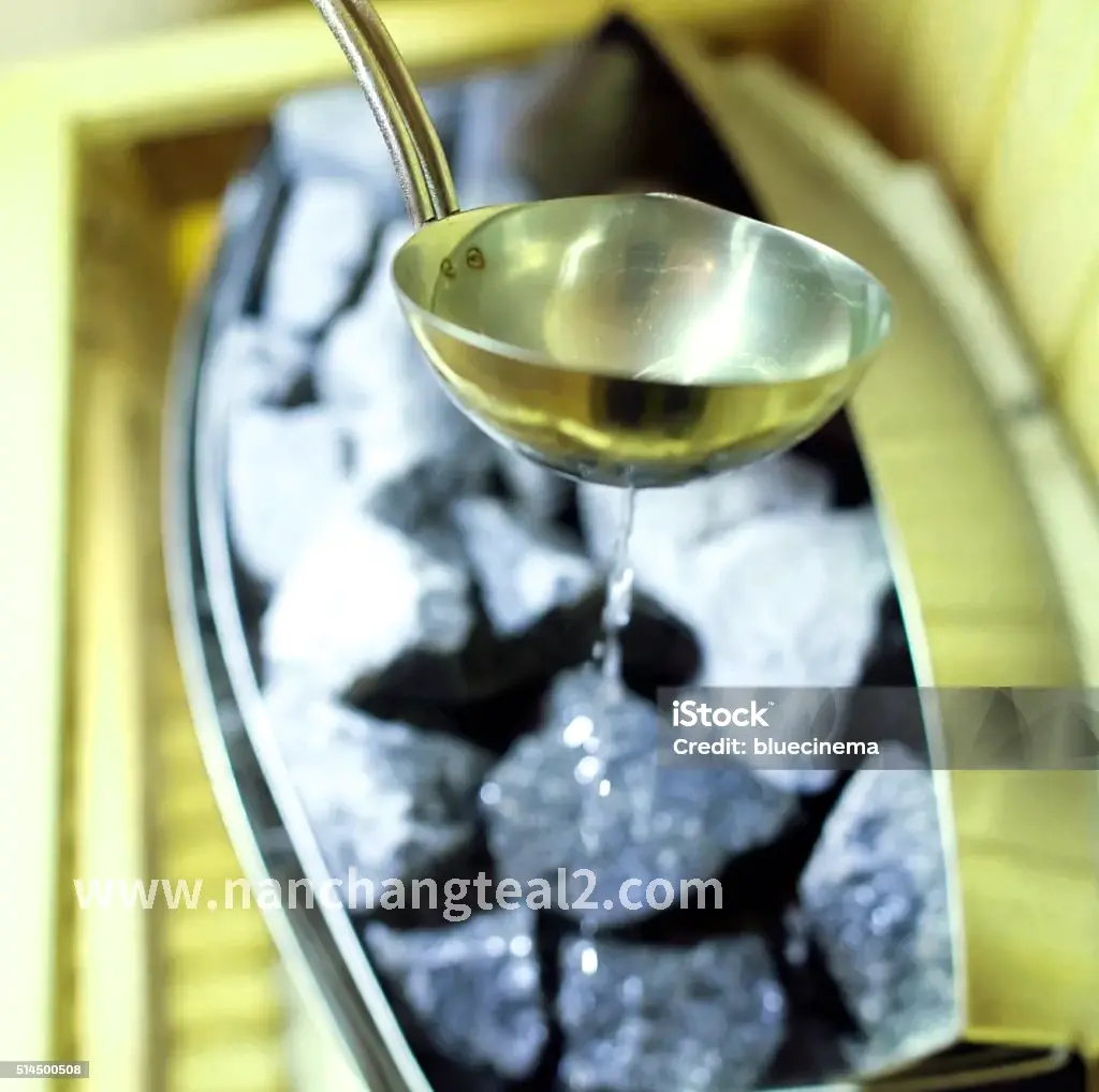 按摩师为顾客进行肩颈按摩